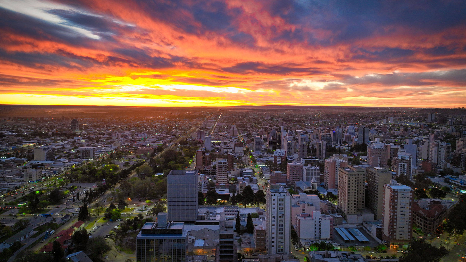 Atardecer sobre la ciudad de Neuquén, invitando a vivir una experiencia urbana en Cyan Soho.